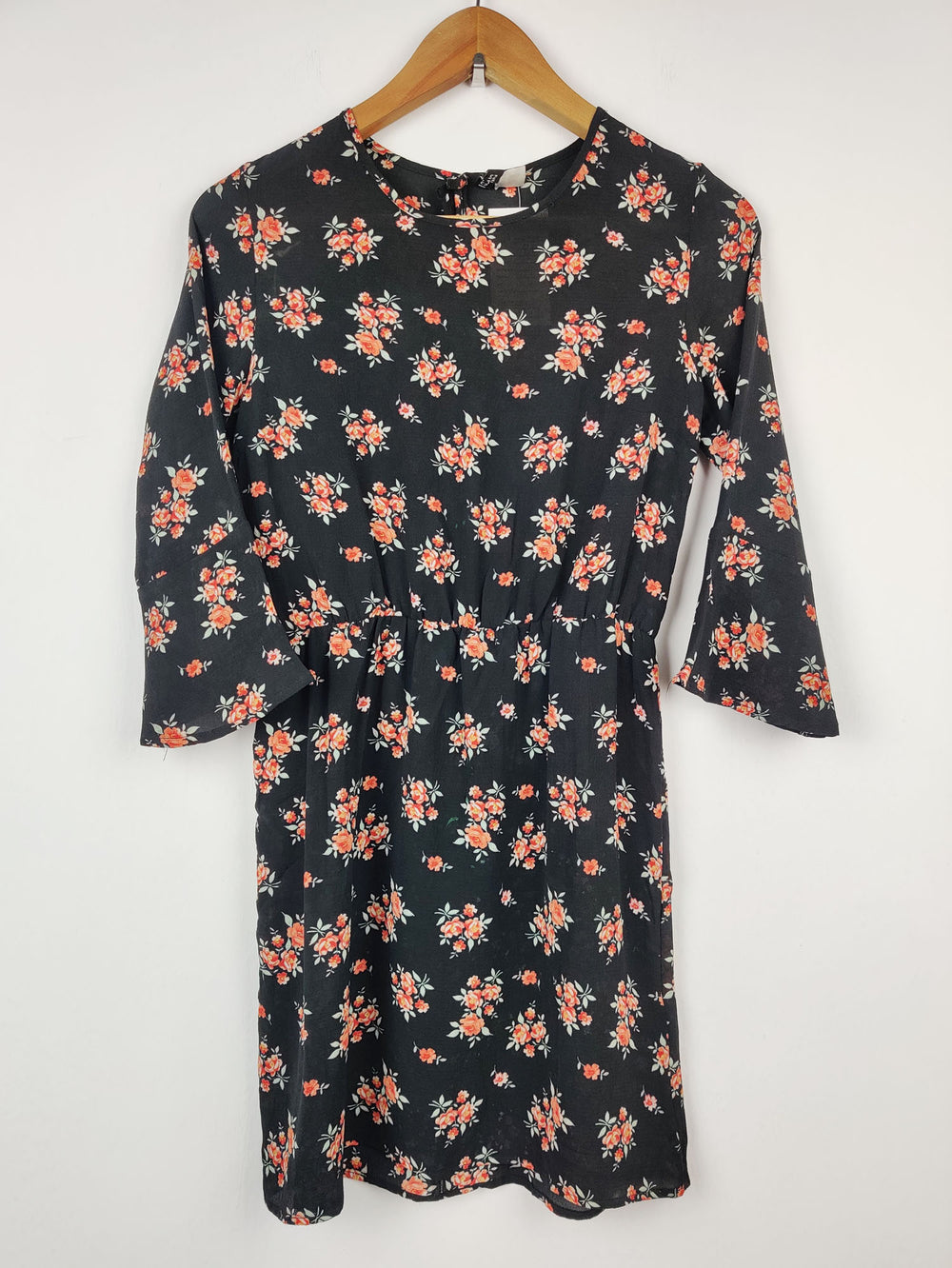 Buy online pre-used pre-loved 100% authentic & Original branded H&M (SWT-520) available in Pakistan. Top international brands avilable.