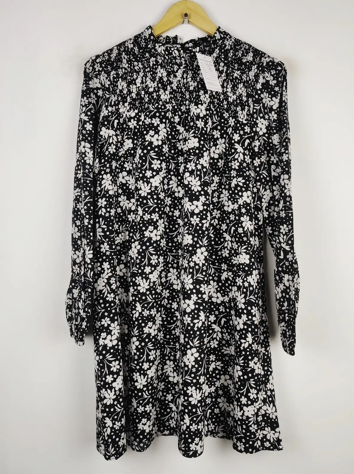 Buy online pre-used pre-loved 100% authentic & Original branded New Look (SWT-5231) available in Pakistan. Top international brands avilable.