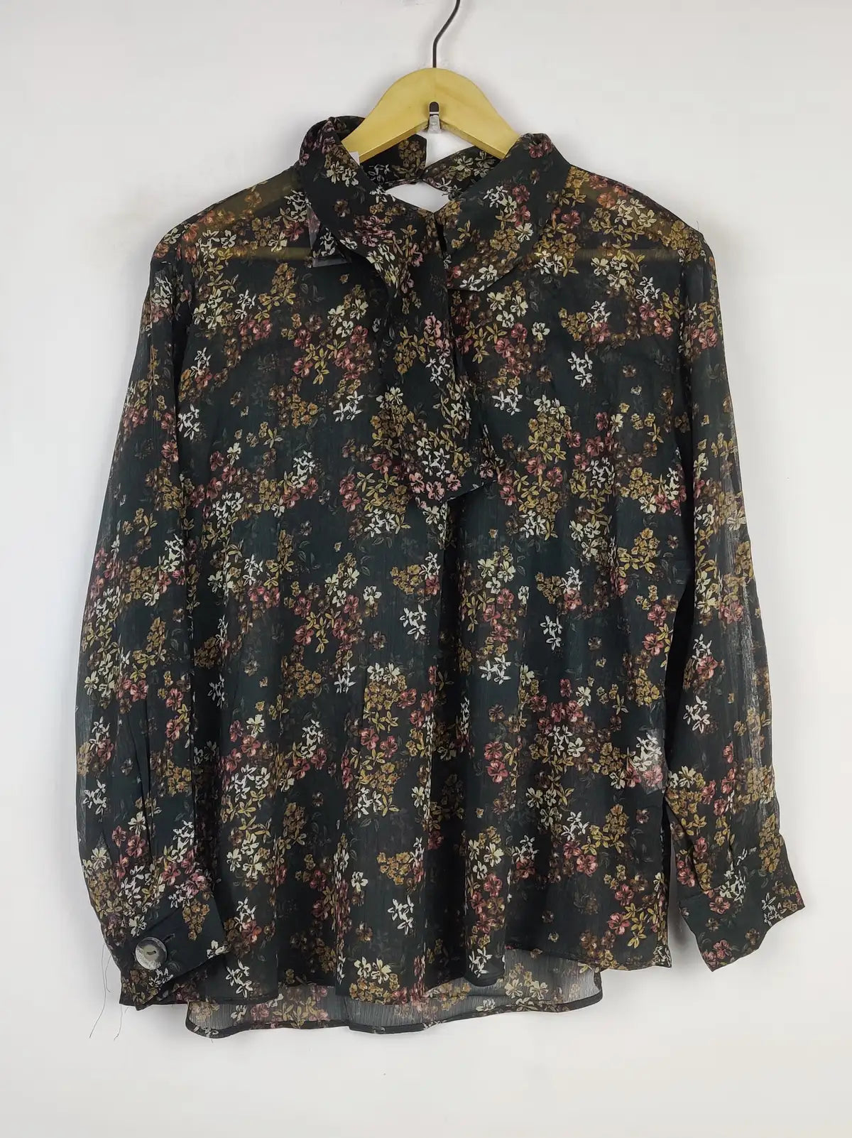 Buy online pre-used pre-loved 100% authentic & Original branded Zara (SWT-5259) available in Pakistan. Top international brands avilable.