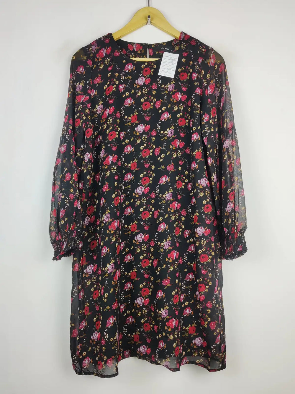 Buy online pre-used pre-loved 100% authentic & Original branded Vero Moda (SWT-5274) available in Pakistan. Top international brands avilable.