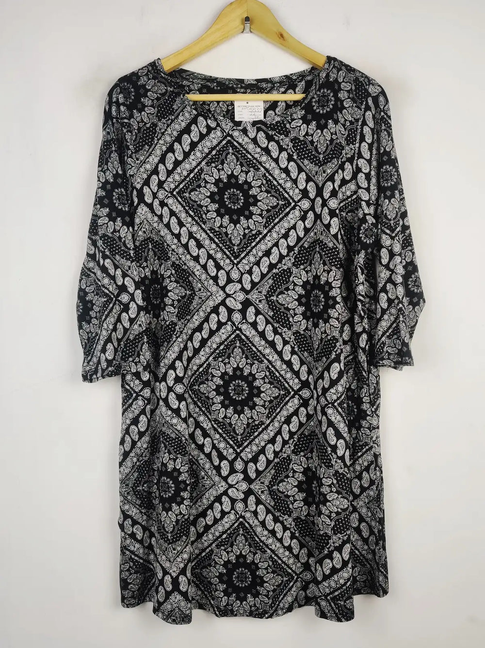 Buy online pre-used pre-loved 100% authentic & Original branded Unknown Brand (SWT-5537) available in Pakistan. Top international brands avilable.