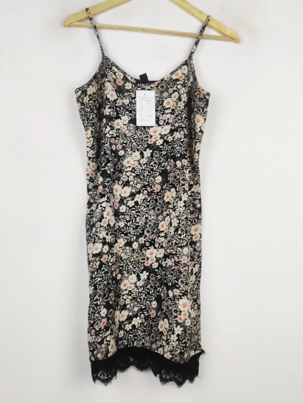 Buy online pre-used pre-loved 100% authentic & Original branded Atmosphere (SWT-5926) available in Pakistan. Top international brands avilable.