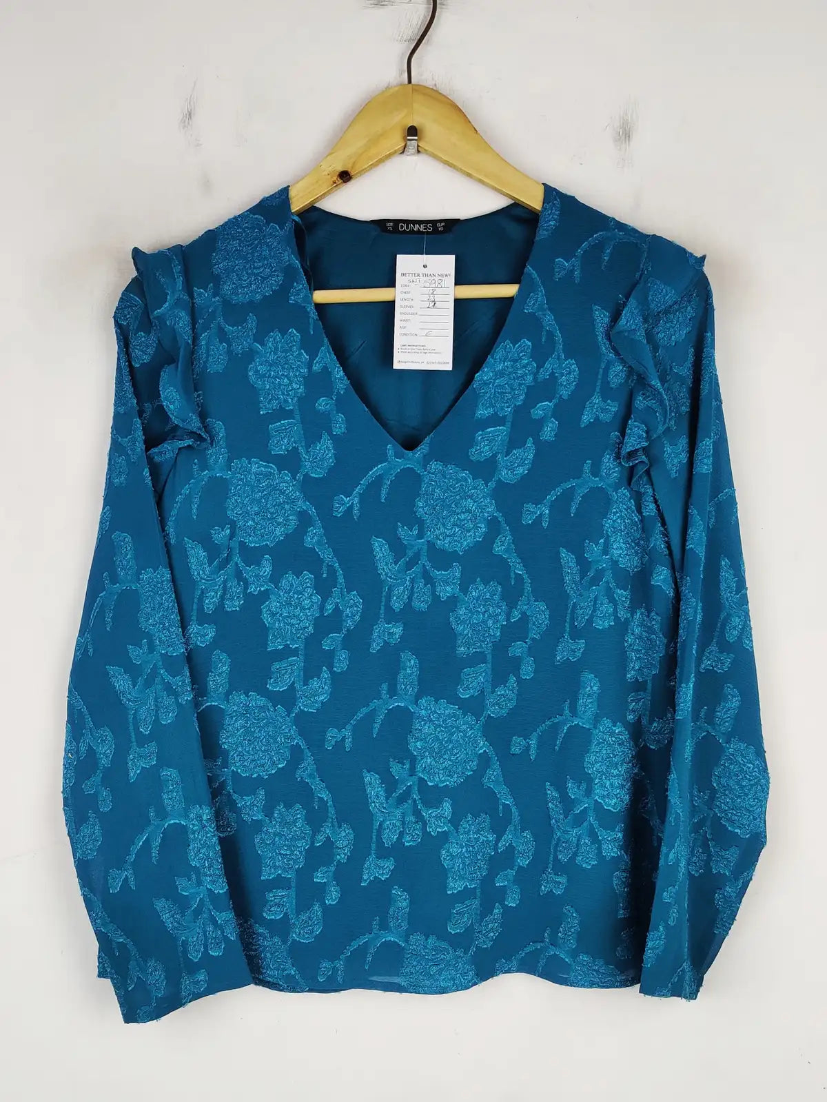 Buy online pre-used pre-loved 100% authentic & Original branded Dunnes (SWT-5981) available in Pakistan. Top international brands avilable.