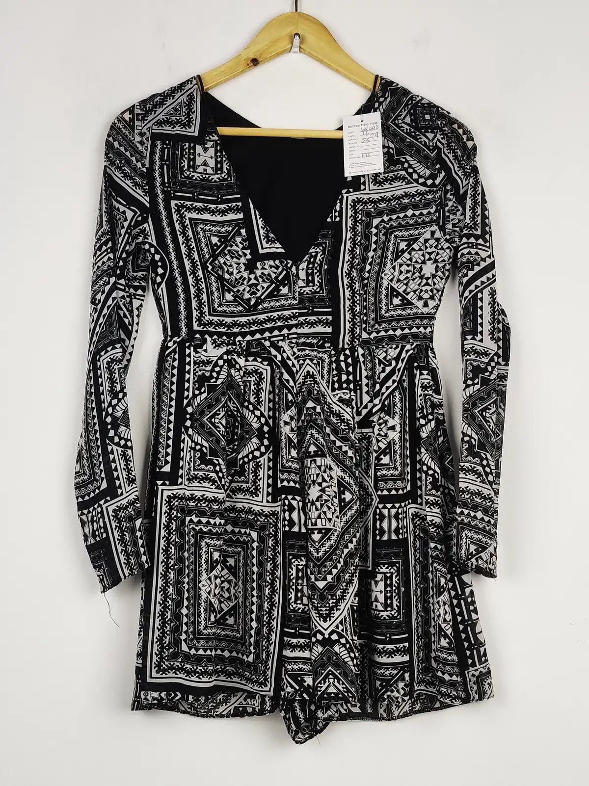 Buy online pre-used pre-loved 100% authentic & Original branded Miss Selfridge (SWT-6092) available in Pakistan. Top international brands avilable.