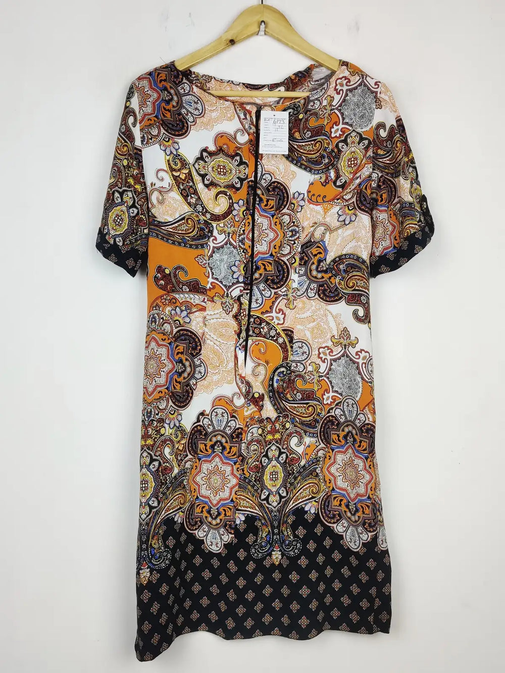 Buy online pre-used pre-loved 100% authentic & Original branded Dorothy Perkins (SWT-6173) available in Pakistan. Top international brands avilable.