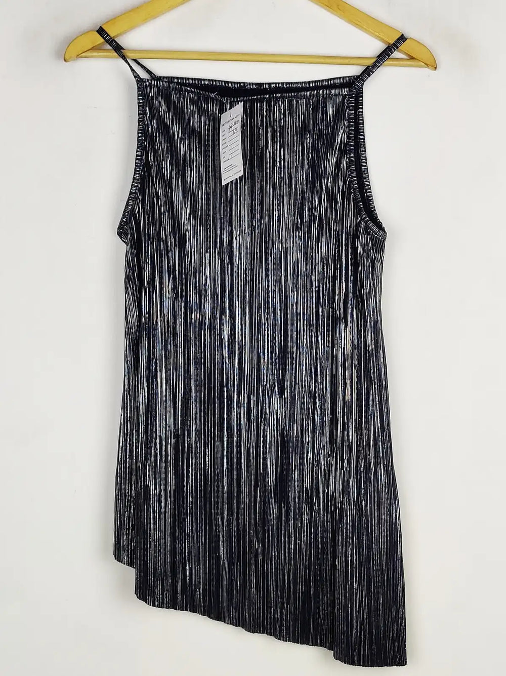 Buy online pre-used pre-loved 100% authentic & Original branded Unknown Brand (SWT-6298) available in Pakistan. Top international brands avilable.