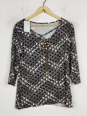Buy online pre-used pre-loved 100% authentic & Original branded Unknown Brand (SWT-6386) available in Pakistan. Top international brands avilable.
