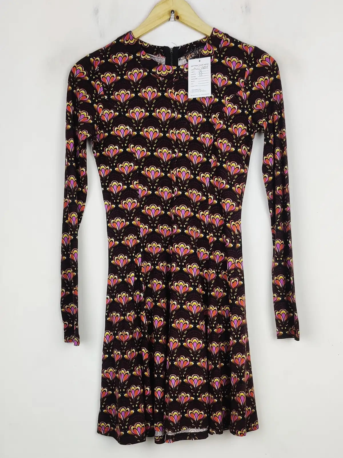 Buy online pre-used pre-loved 100% authentic & Original branded Qed London (SWT-6388) available in Pakistan. Top international brands avilable.