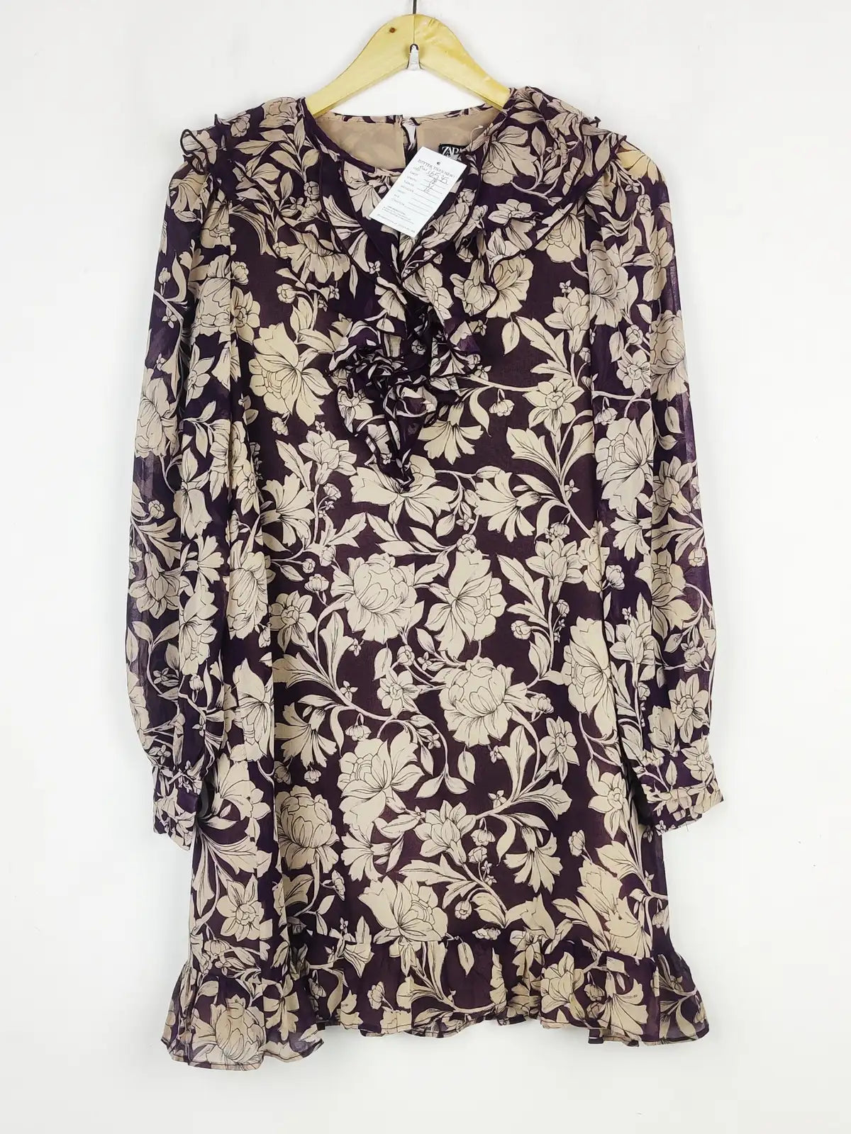 Buy online pre-used pre-loved 100% authentic & Original branded Unknown Brand (SWT-6535) available in Pakistan. Top international brands avilable.