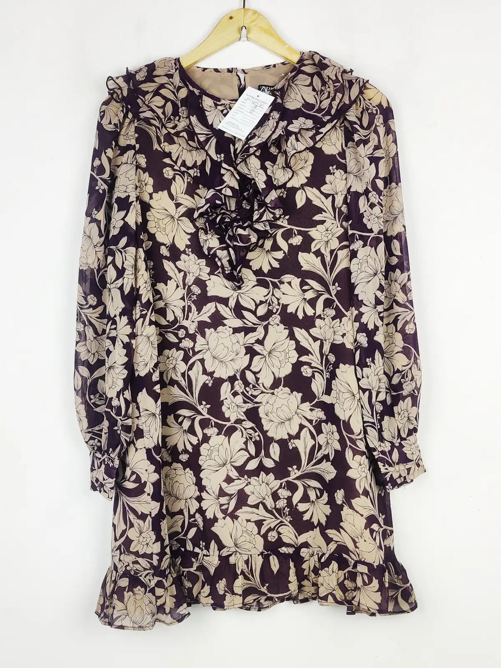 Buy online pre-used pre-loved 100% authentic & Original branded Unknown Brand (SWT-6535) available in Pakistan. Top international brands avilable.