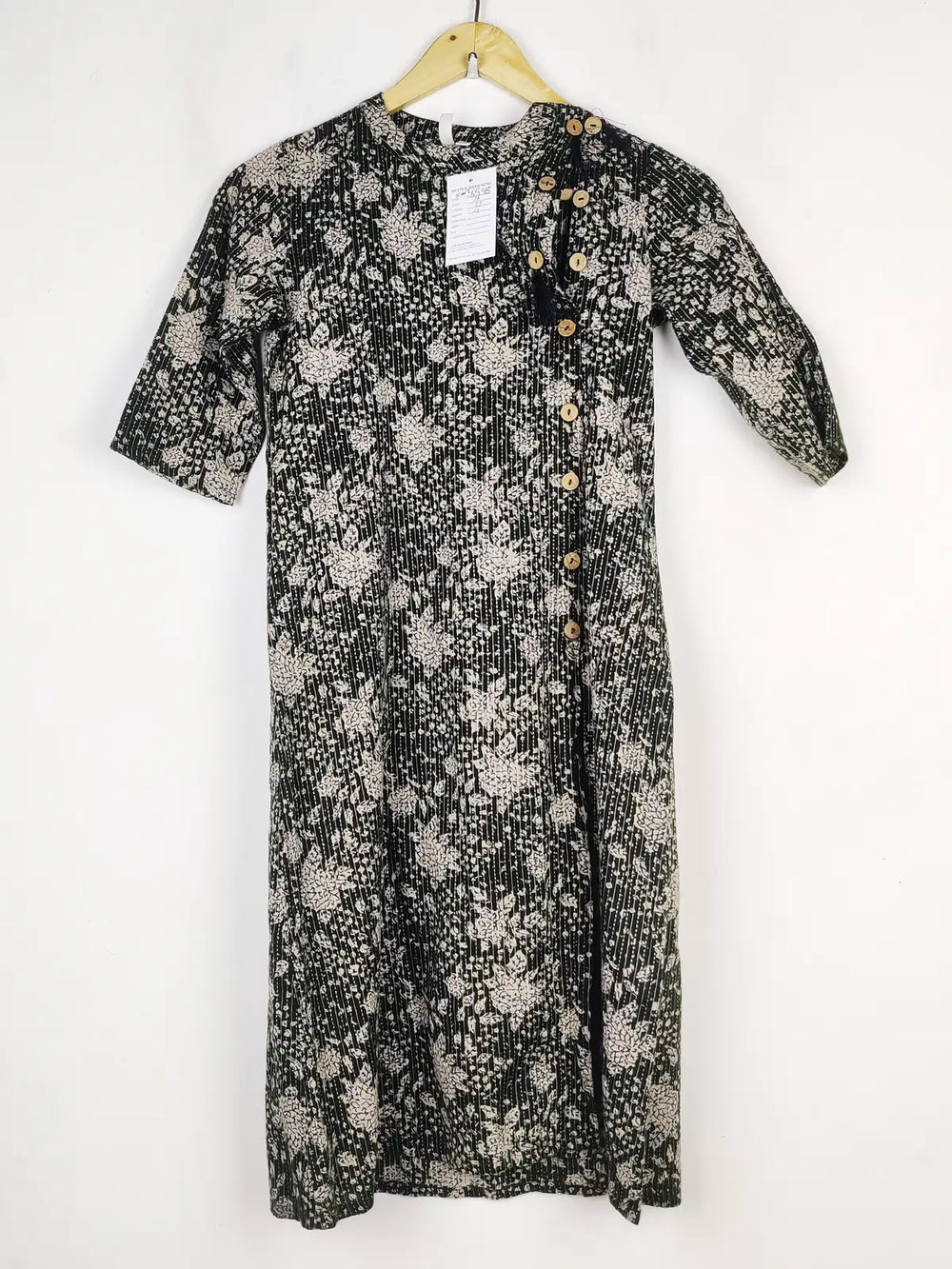 Buy online pre-used pre-loved 100% authentic & Original branded Unknown Brand (SWT-6548) available in Pakistan. Top international brands avilable.