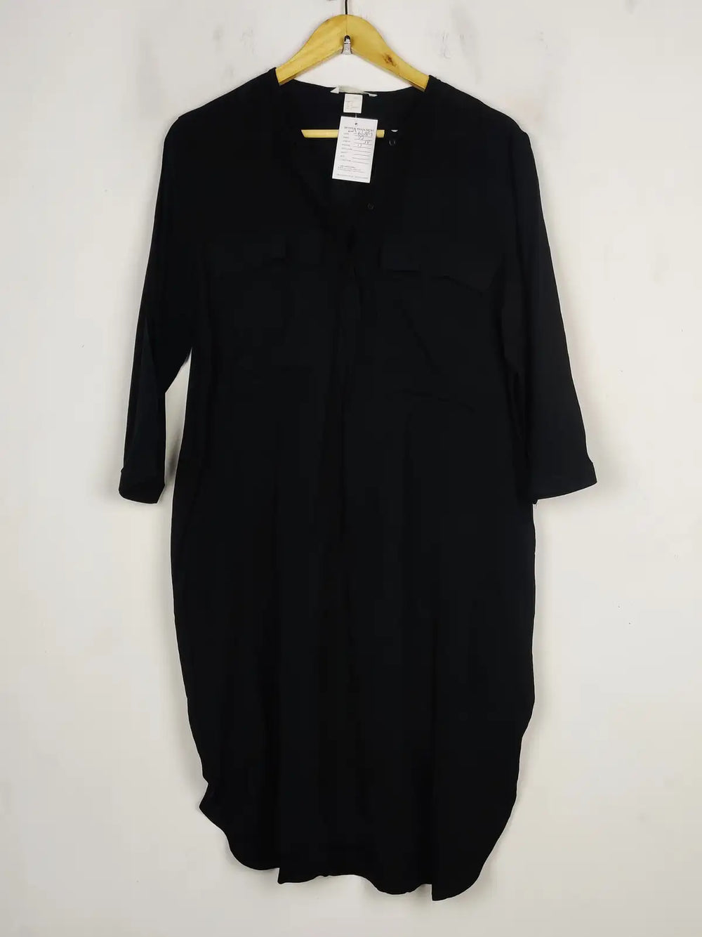 Buy online pre-used pre-loved 100% authentic & Original branded H&M (SWT-6689) available in Pakistan. Top international brands avilable.