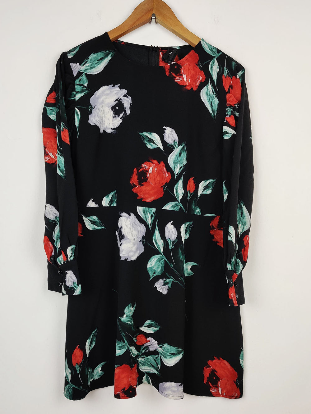 Buy online pre-used pre-loved 100% authentic & Original branded .A.R.M.A.N.I E.X.C.H.A.N.G.E (SWT-691) available in Pakistan. Top international brands avilable.