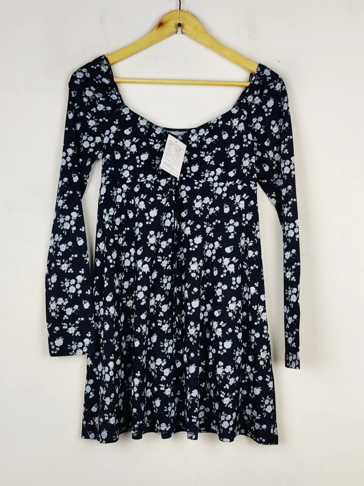 Buy online pre-used pre-loved 100% authentic & Original branded Hollister (SWT-7063) available in Pakistan. Top international brands avilable.