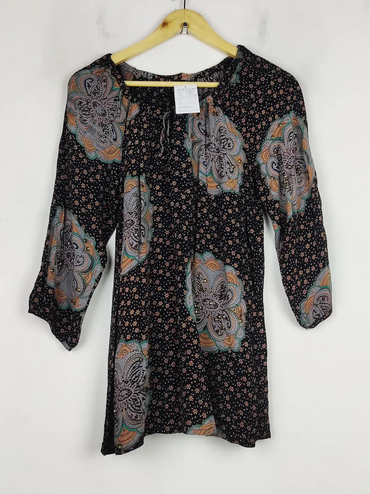 Buy online pre-used pre-loved 100% authentic & Original branded Unknown Brand (SWT-7139) available in Pakistan. Top international brands avilable.
