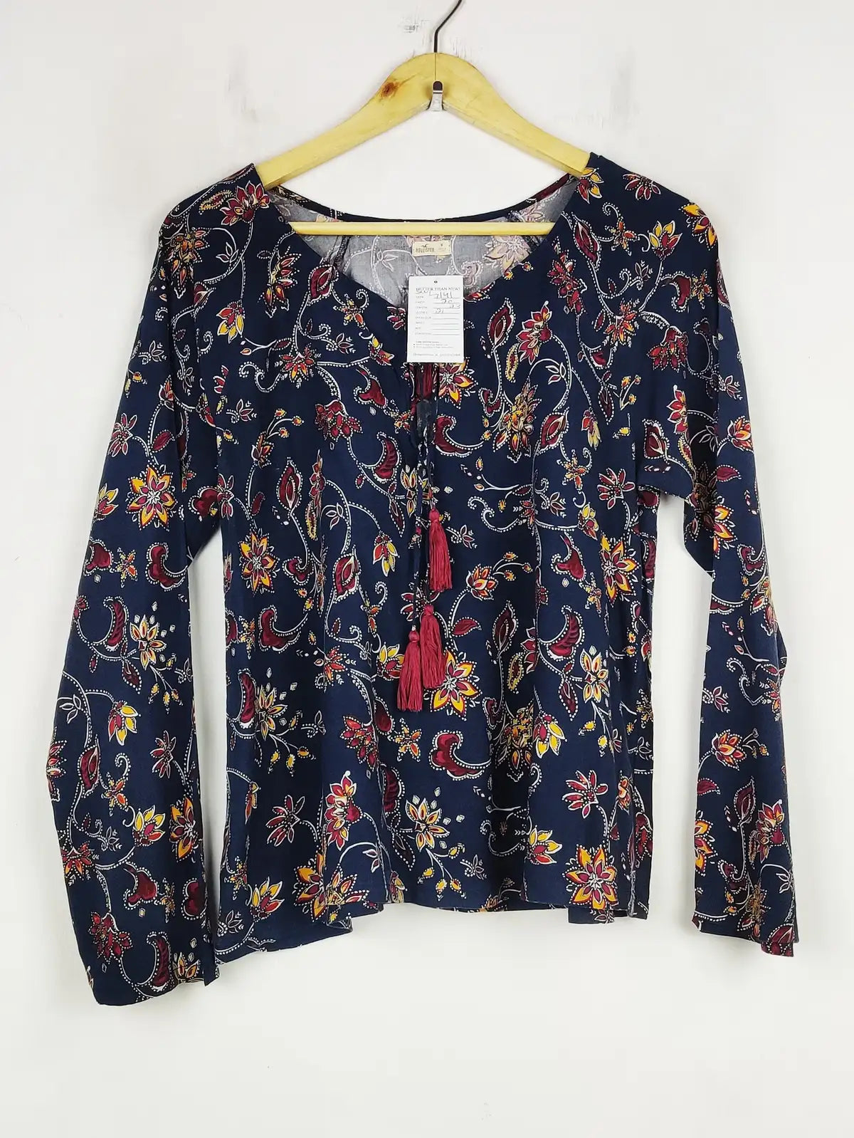 Buy online pre-used pre-loved 100% authentic & Original branded Hollister (SWT-7141) available in Pakistan. Top international brands avilable.