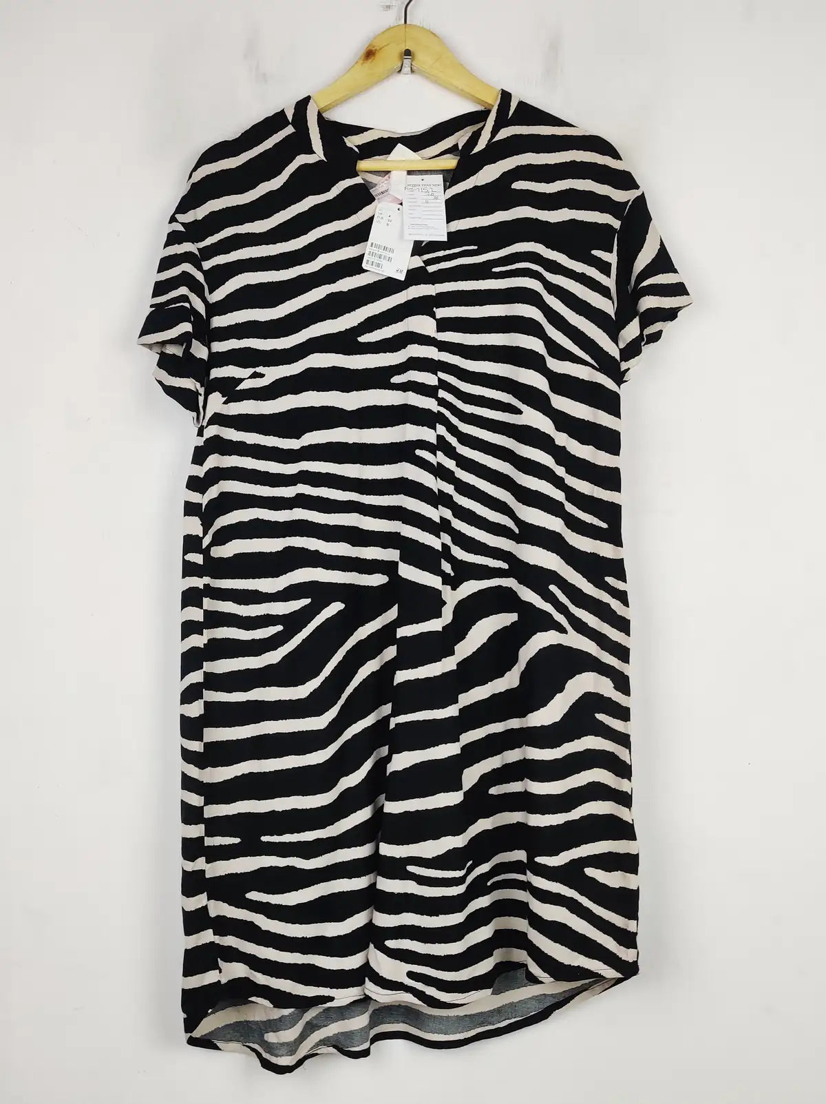 Buy online pre-used pre-loved 100% authentic & Original branded H&M (SWT-7152) available in Pakistan. Top international brands avilable.