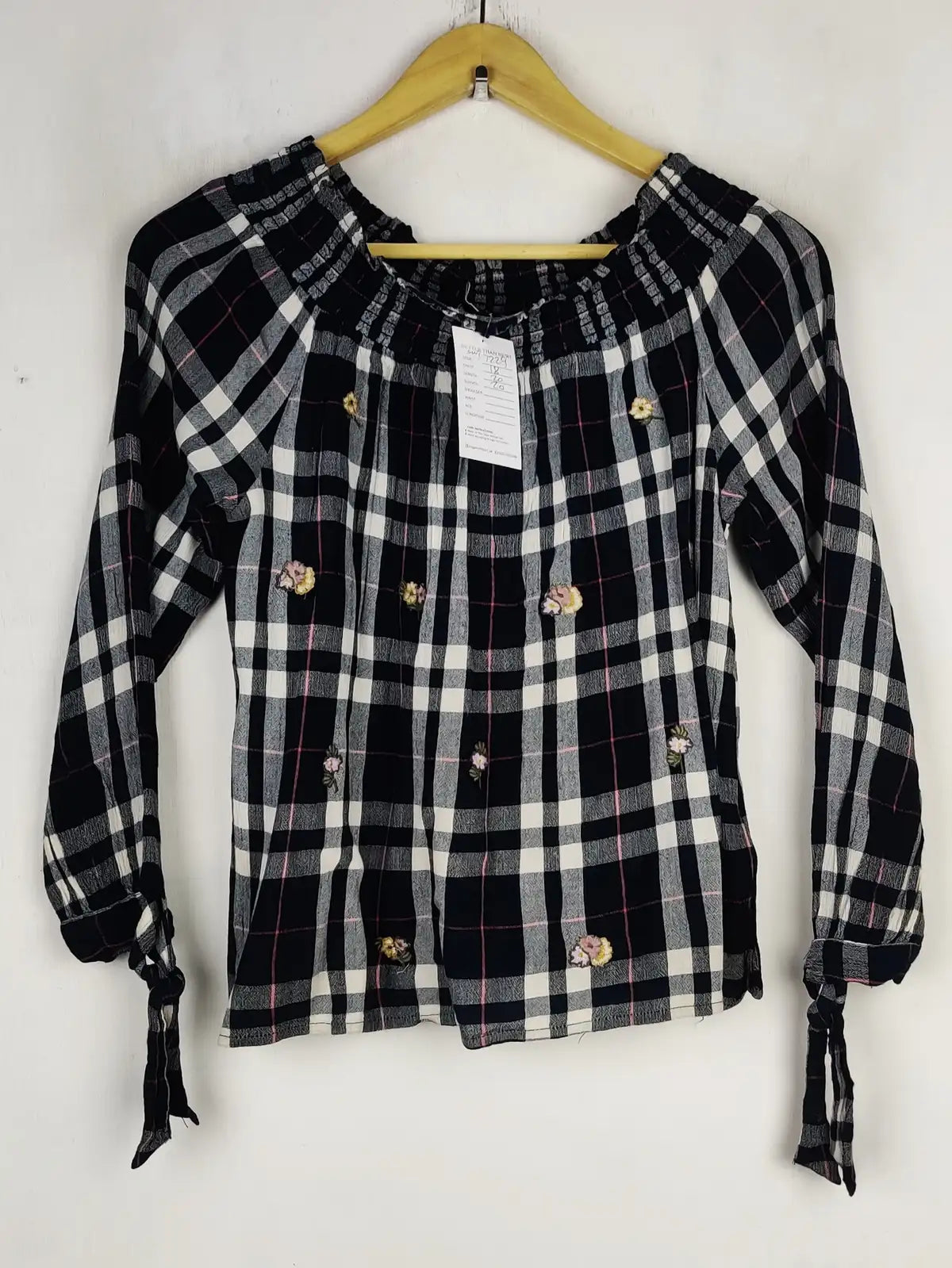 Buy online pre-used pre-loved 100% authentic & Original branded New Look (SWT-7229) available in Pakistan. Top international brands avilable.