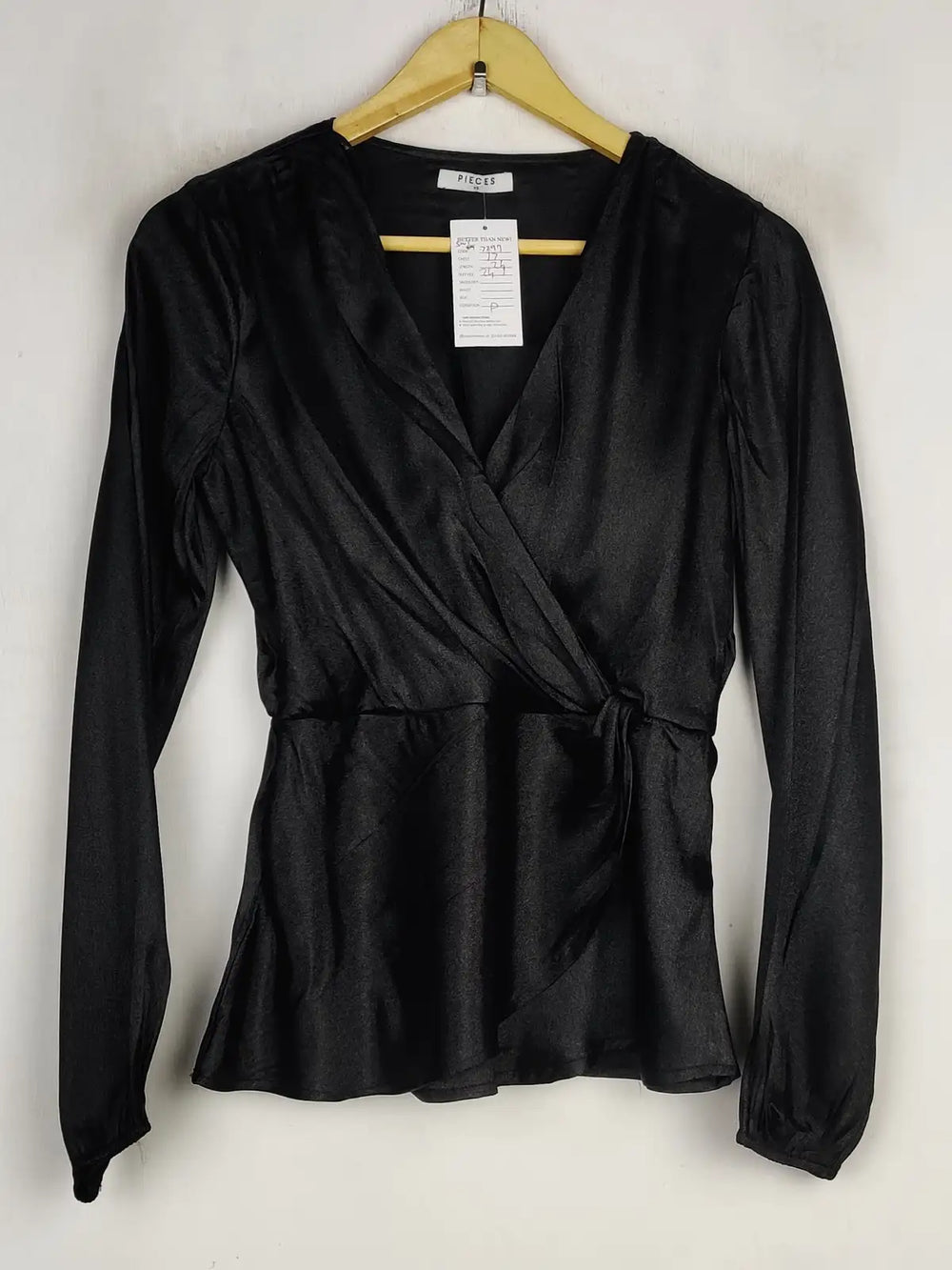 Buy online pre-used pre-loved 100% authentic & Original branded Pieces (SWT-7297) available in Pakistan. Top international brands avilable.