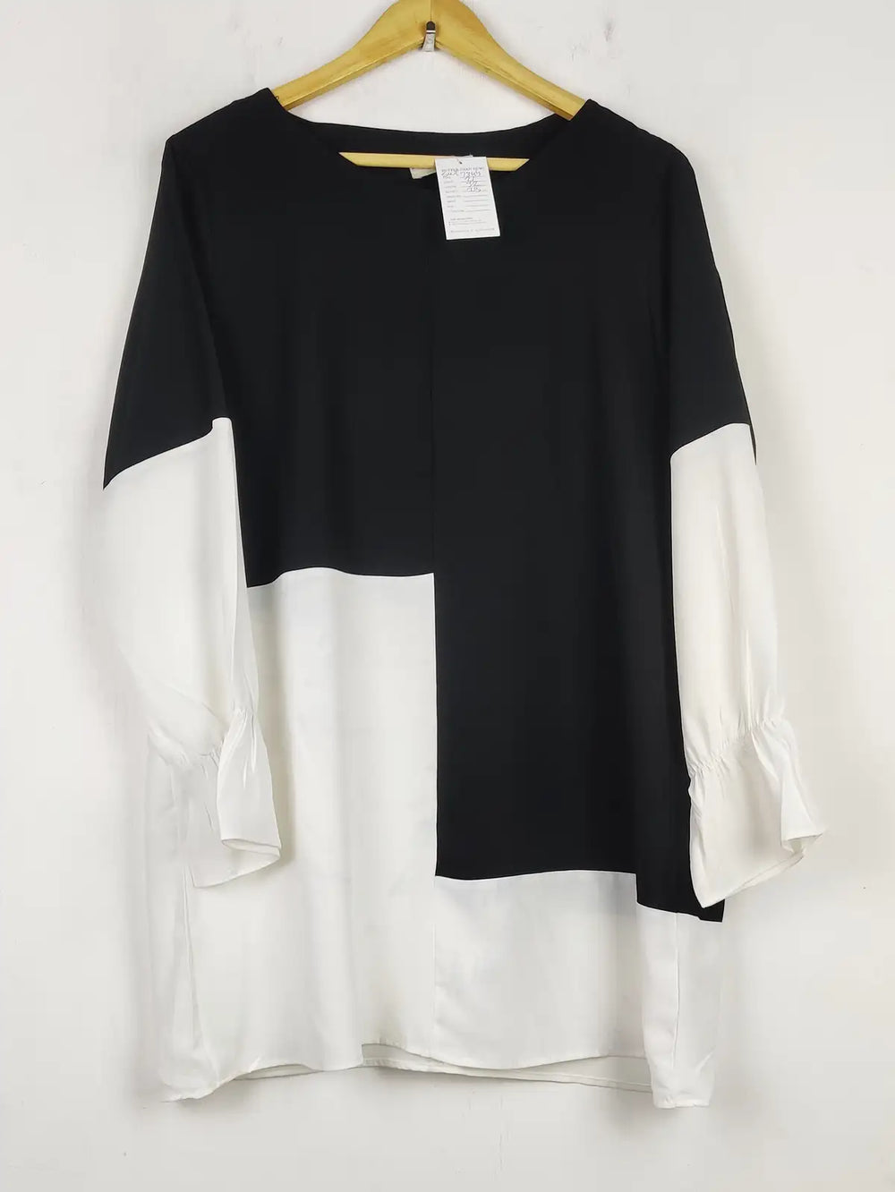 Buy online pre-used pre-loved 100% authentic & Original branded Hoxton Gal (SWT-7344) available in Pakistan. Top international brands avilable.