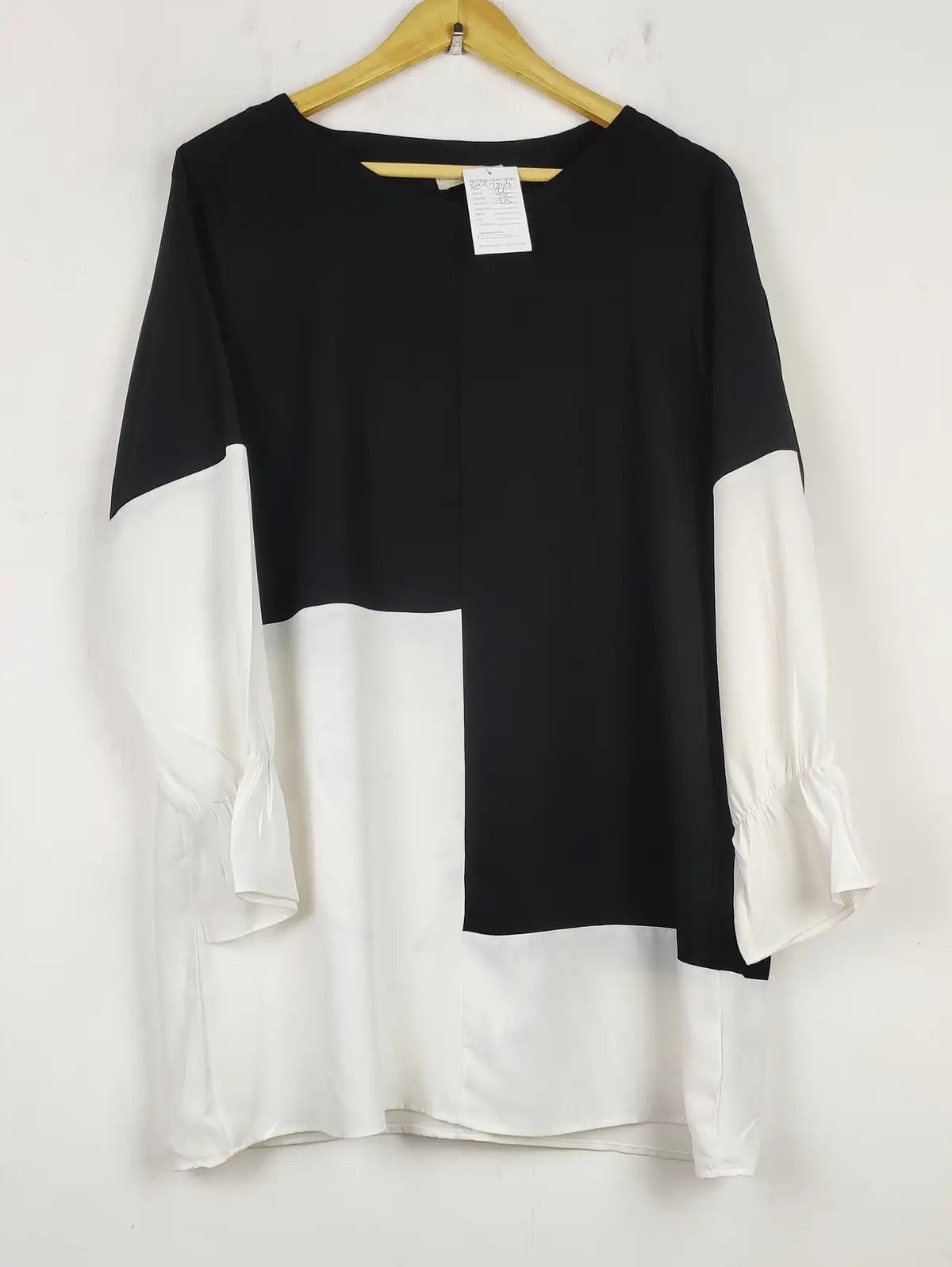 Buy online pre-used pre-loved 100% authentic & Original branded Hoxton Gal (SWT-7344) available in Pakistan. Top international brands avilable.