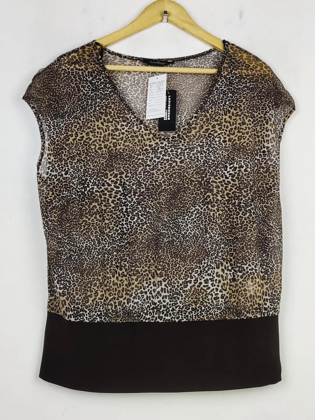 Buy online pre-used pre-loved 100% authentic & Original branded Dunnes Store (SWT-7389) available in Pakistan. Top international brands avilable.