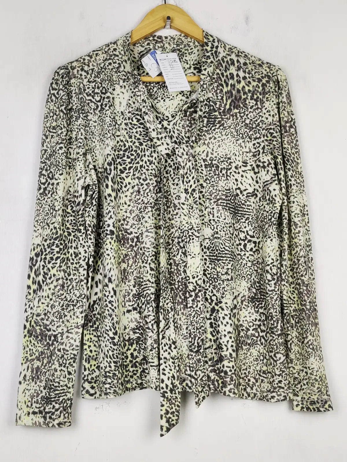 Buy online pre-used pre-loved 100% authentic & Original branded Unknown Brand (SWT-7508) available in Pakistan. Top international brands avilable.