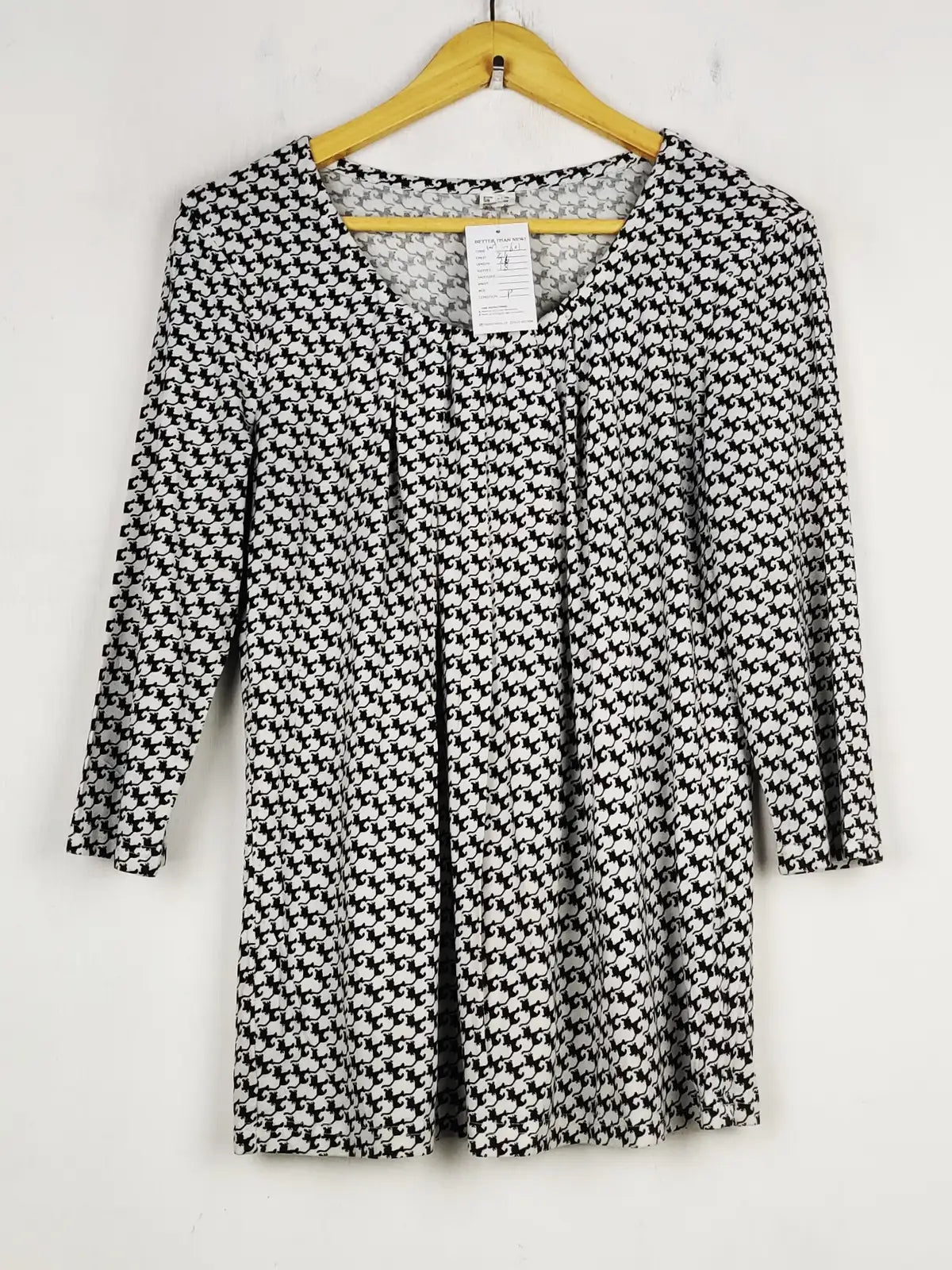 Buy online pre-used pre-loved 100% authentic & Original branded Unknown Brand (SWT-7601) available in Pakistan. Top international brands avilable.