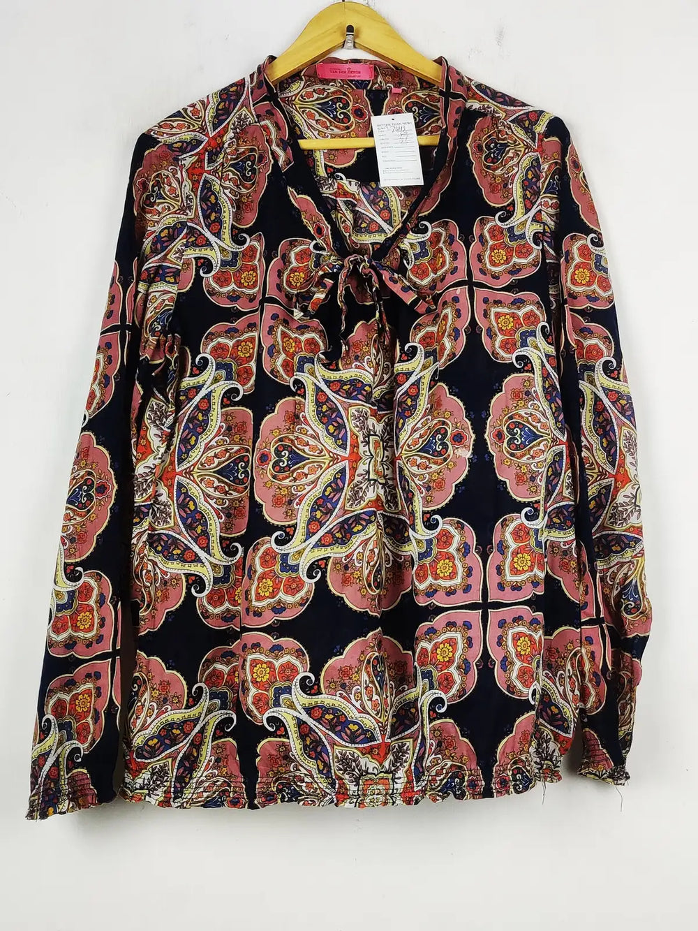 Buy online pre-used pre-loved 100% authentic & Original branded Unknown Brand (SWT-7643) available in Pakistan. Top international brands avilable.
