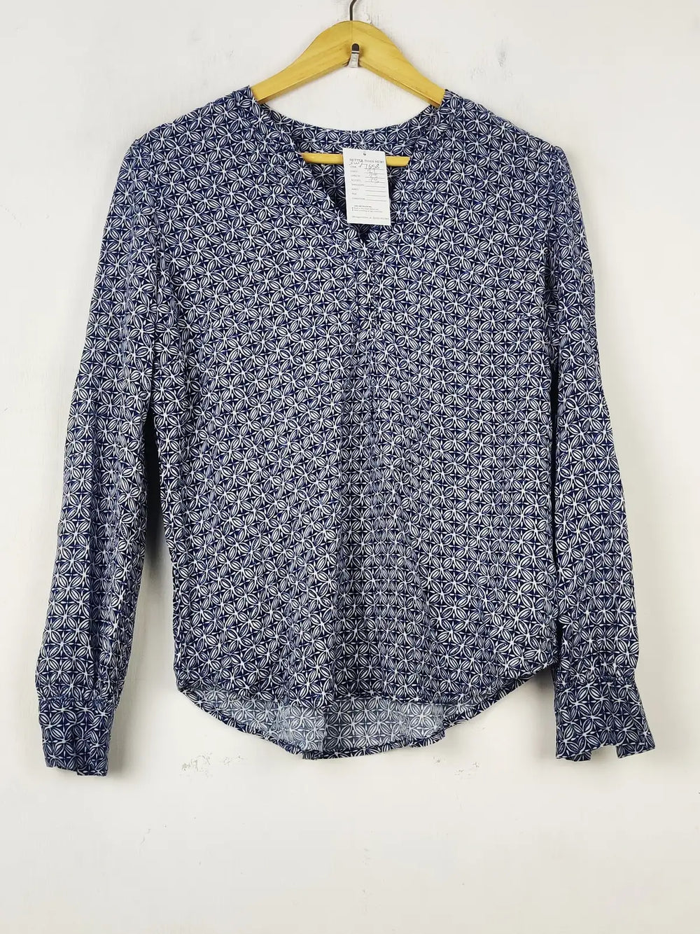Buy online pre-used pre-loved 100% authentic & Original branded Unknown Brand (SWT-7658) available in Pakistan. Top international brands avilable.