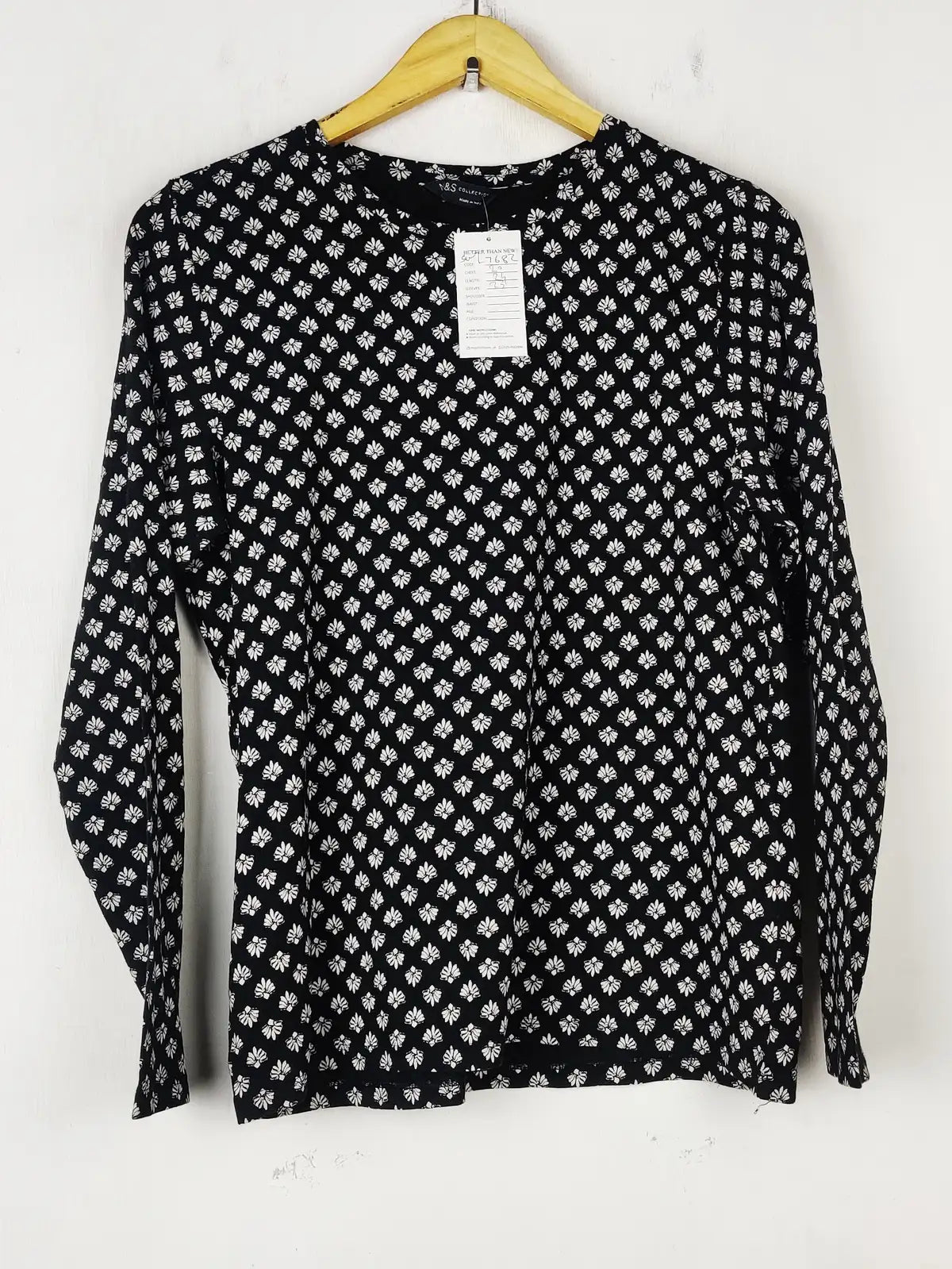 Buy online pre-used pre-loved 100% authentic & Original branded Marks & Spencer (SWT-7682) available in Pakistan. Top international brands avilable.