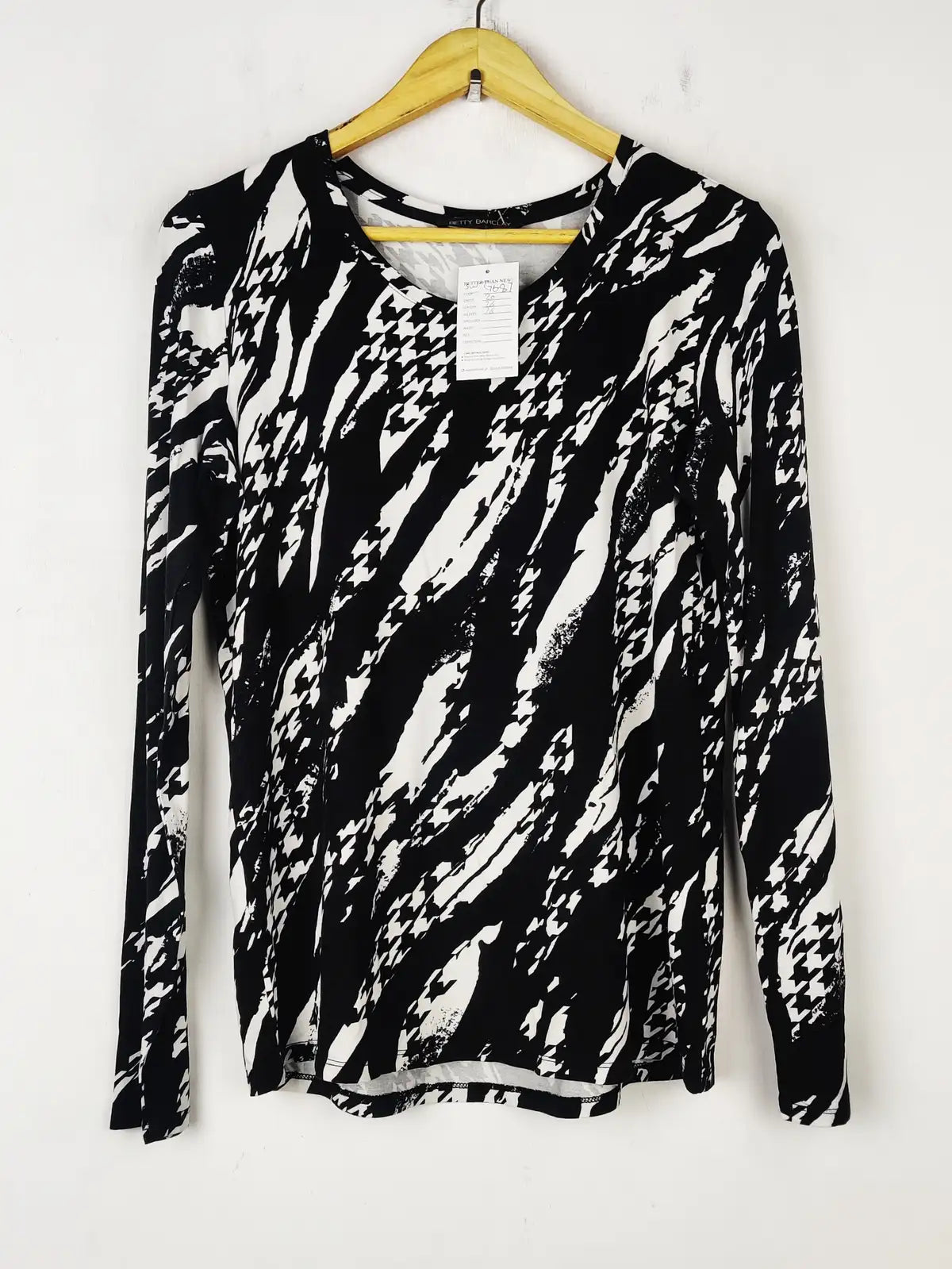 Buy online pre-used pre-loved 100% authentic & Original branded Betty Barclay (SWT-7687) available in Pakistan. Top international brands avilable.