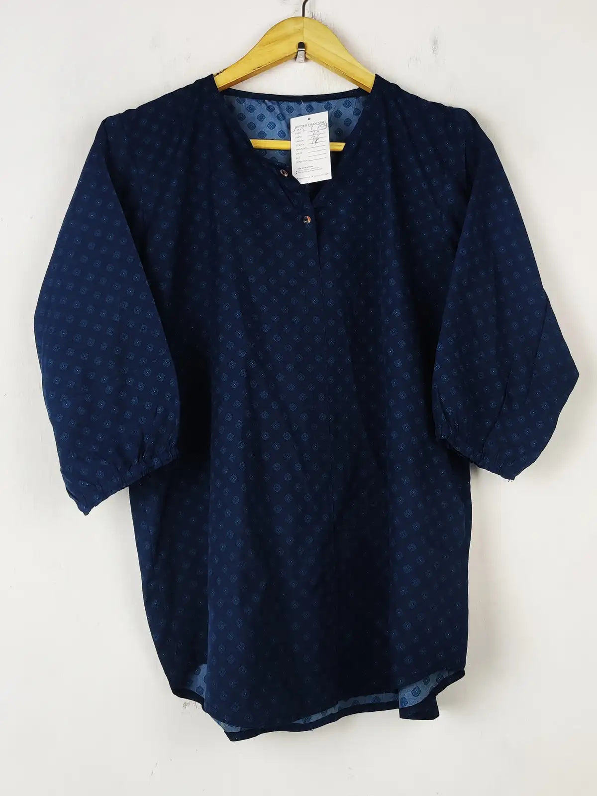 Buy online pre-used pre-loved 100% authentic & Original branded Unknown Brand (SWT-7703) available in Pakistan. Top international brands avilable.