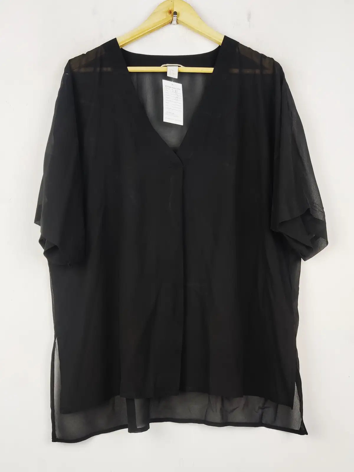 Buy online pre-used pre-loved 100% authentic & Original branded H&M (SWT-7711) available in Pakistan. Top international brands avilable.