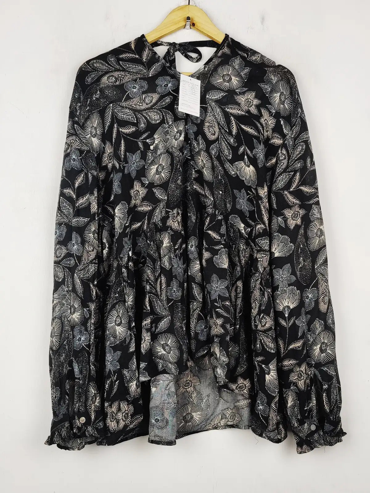 Buy online pre-used pre-loved 100% authentic & Original branded Unknown Brand (SWT-7754) available in Pakistan. Top international brands avilable.