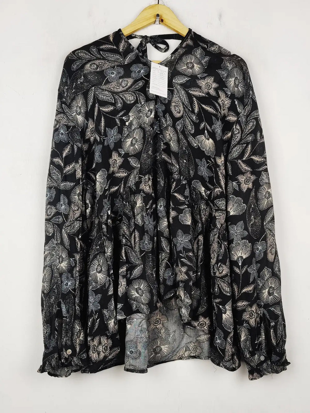 Buy online pre-used pre-loved 100% authentic & Original branded Unknown Brand (SWT-7754) available in Pakistan. Top international brands avilable.
