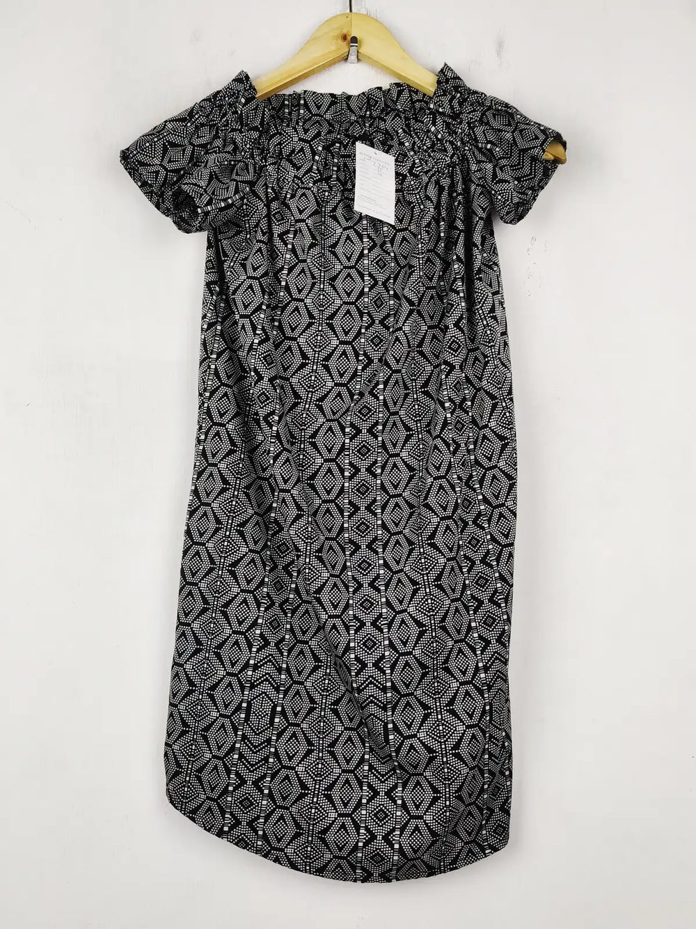 Buy online pre-used pre-loved 100% authentic & Original branded Atmosphere (SWT-7764) available in Pakistan. Top international brands avilable.