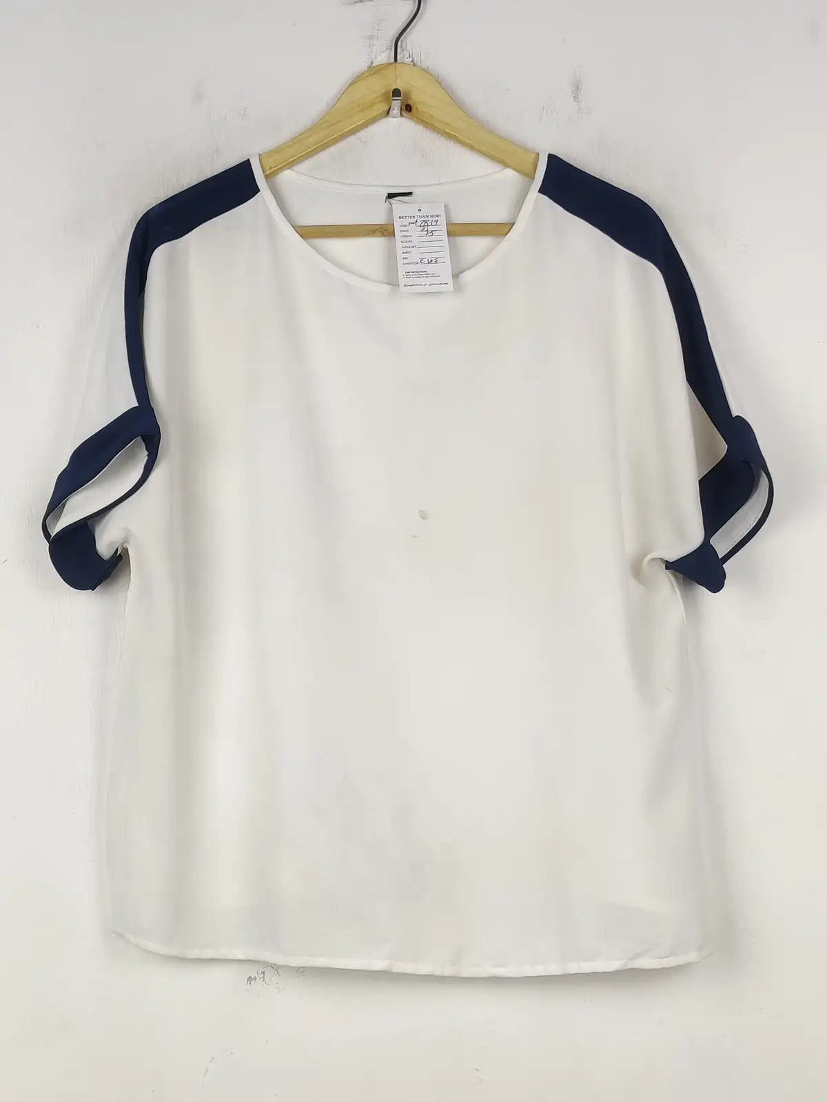 Buy online pre-used pre-loved 100% authentic & Original branded Unknown Brand (SWT-7819) available in Pakistan. Top international brands avilable.