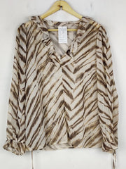 Buy online pre-used pre-loved 100% authentic & Original branded Unknown Brand (SWT-7858) available in Pakistan. Top international brands avilable.