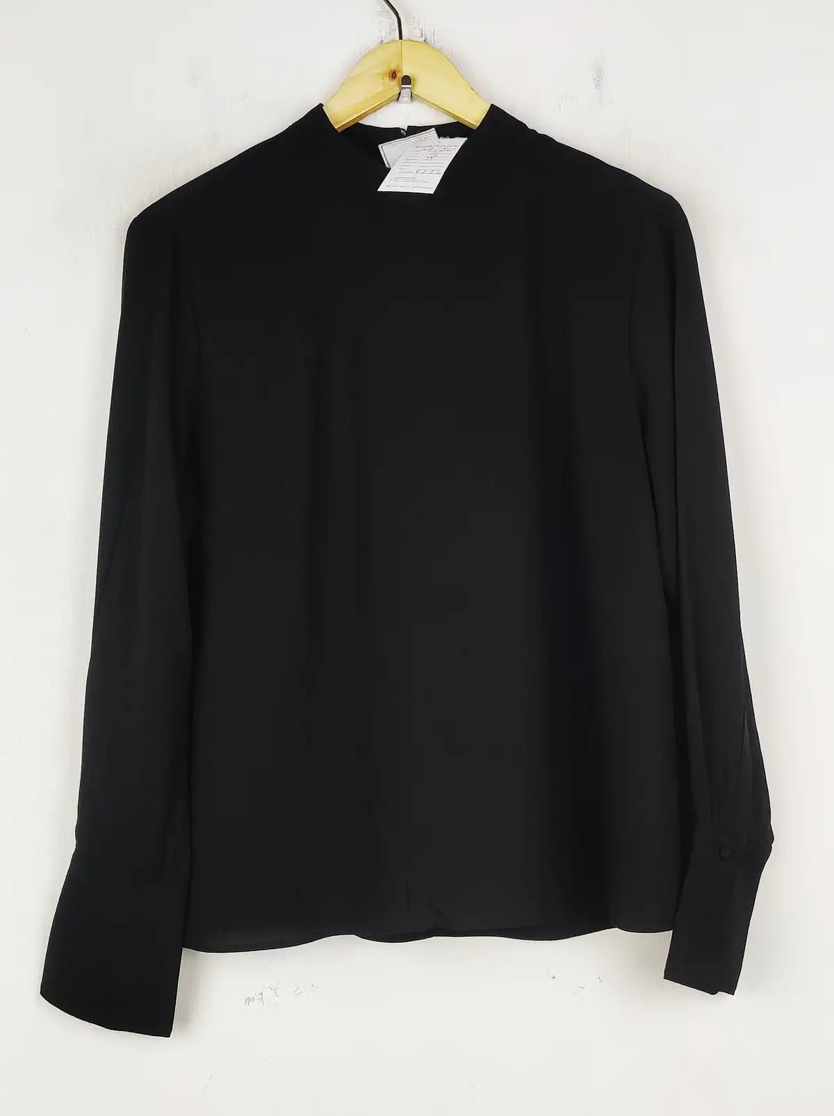 Buy online pre-used pre-loved 100% authentic & Original branded H&M (SWT-7863) available in Pakistan. Top international brands avilable.