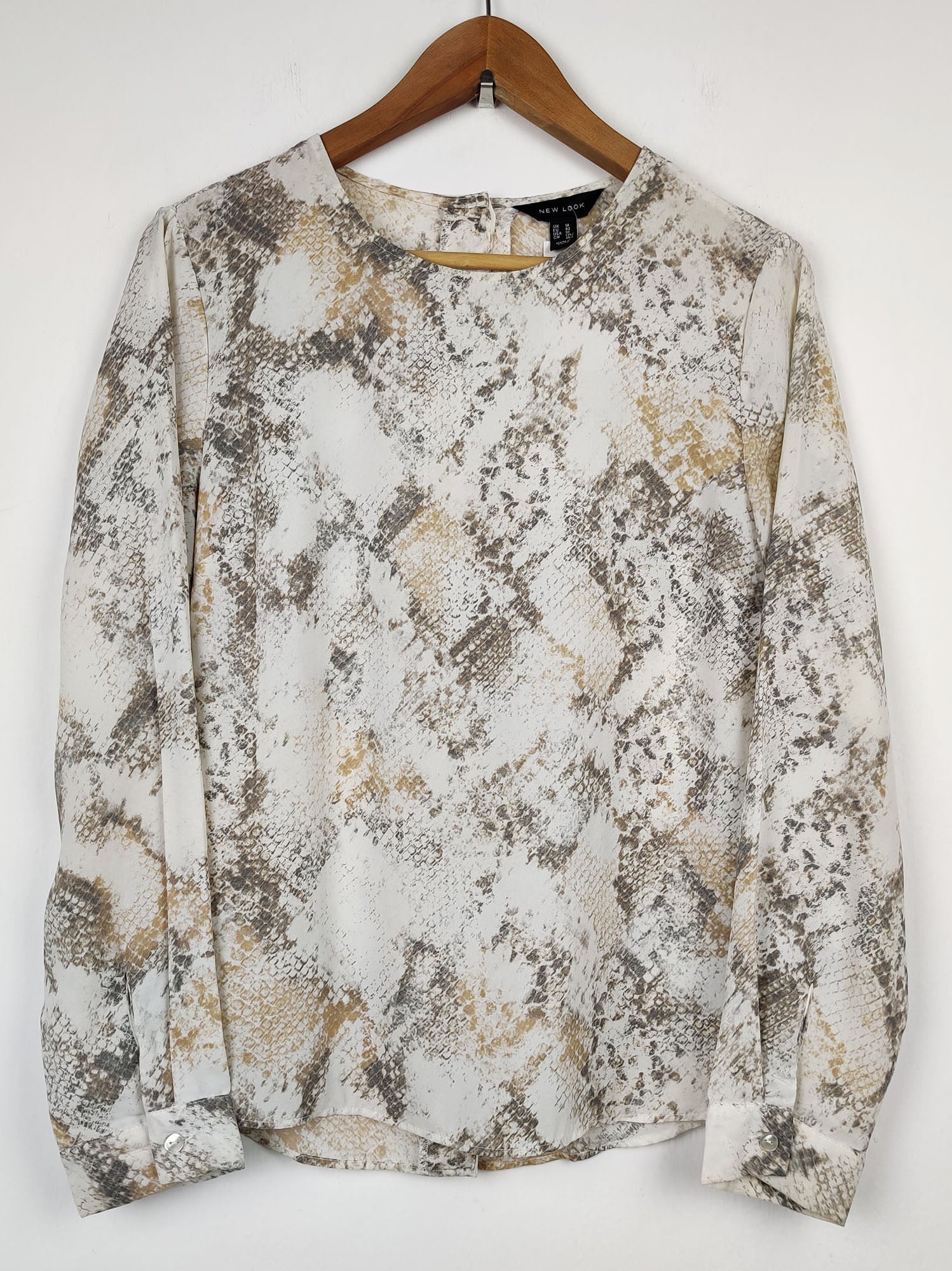 Buy online pre-used pre-loved 100% authentic & Original branded New Look (SWT-789) available in Pakistan. Top international brands avilable.