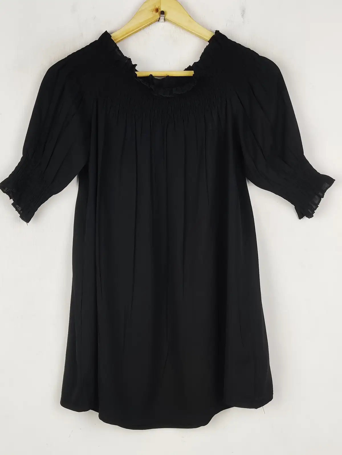 Buy online pre-used pre-loved 100% authentic & Original branded Unknown Brand (SWT-7899) available in Pakistan. Top international brands avilable.