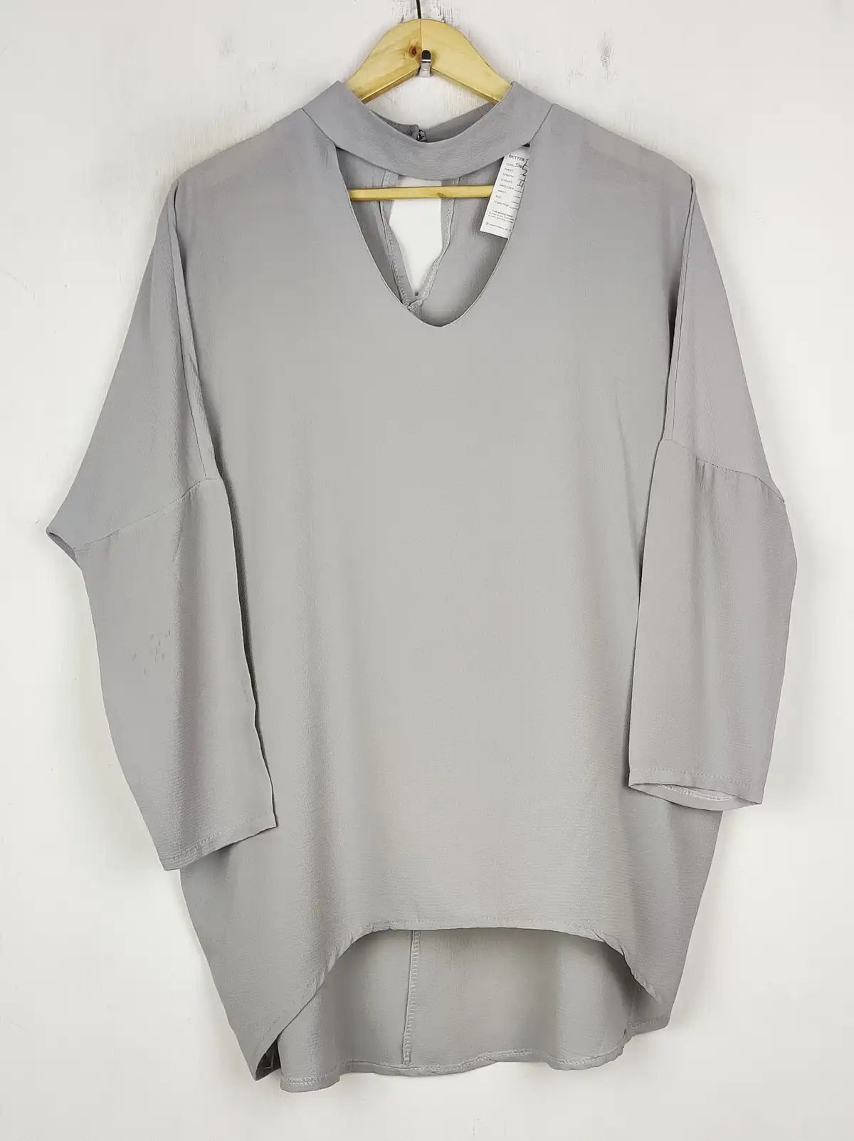 Buy online pre-used pre-loved 100% authentic & Original branded Unknown Brand (SWT-7920) available in Pakistan. Top international brands avilable.