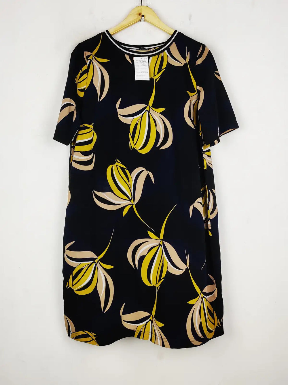 Buy online pre-used pre-loved 100% authentic & Original branded Marks & Spencer (SWT-7929) available in Pakistan. Top international brands avilable.