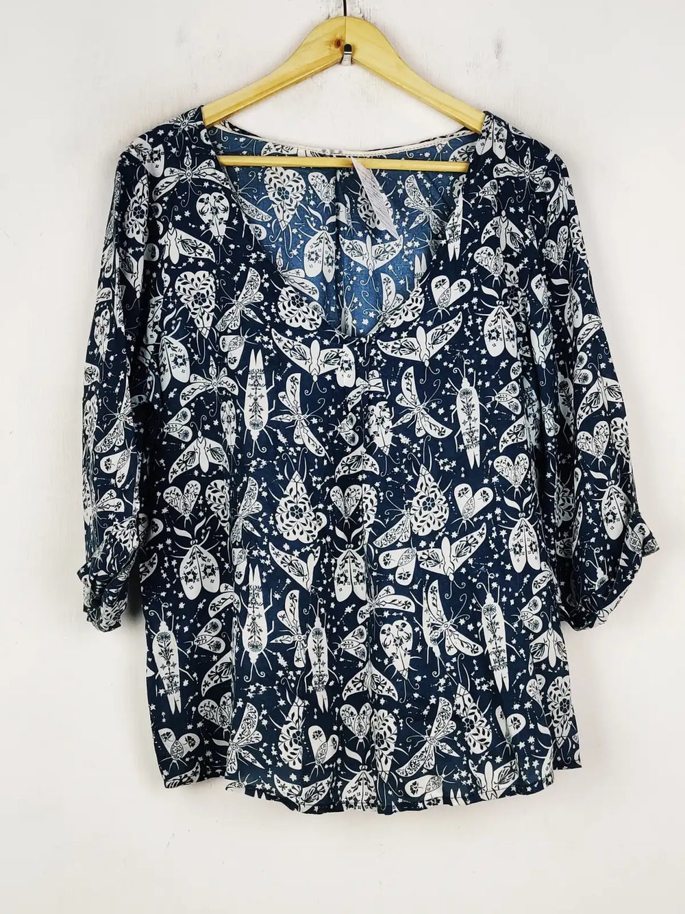 Buy online pre-used pre-loved 100% authentic & Original branded Unknown Brand (SWT-7935) available in Pakistan. Top international brands avilable.