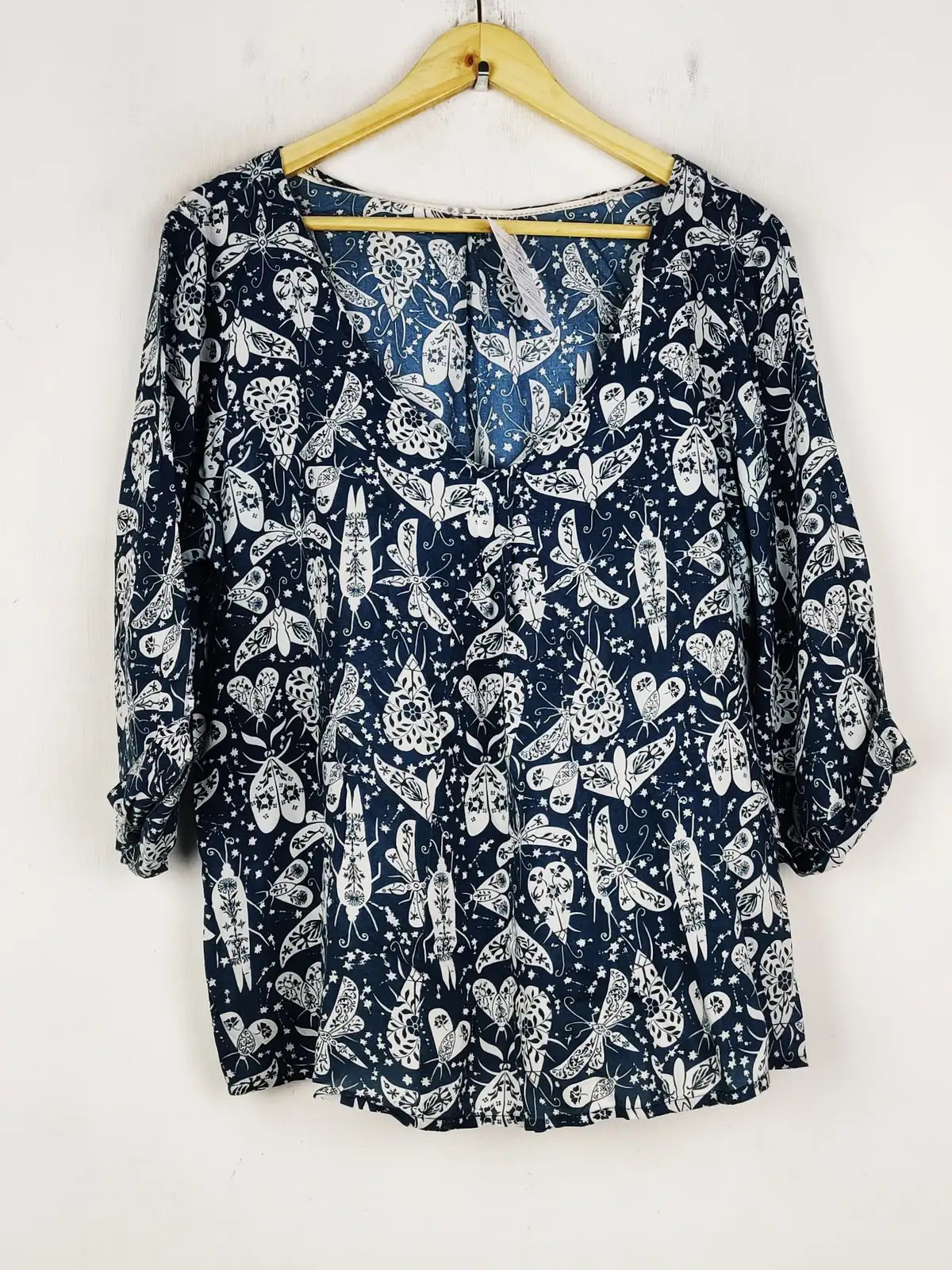 Buy online pre-used pre-loved 100% authentic & Original branded Unknown Brand (SWT-7935) available in Pakistan. Top international brands avilable.