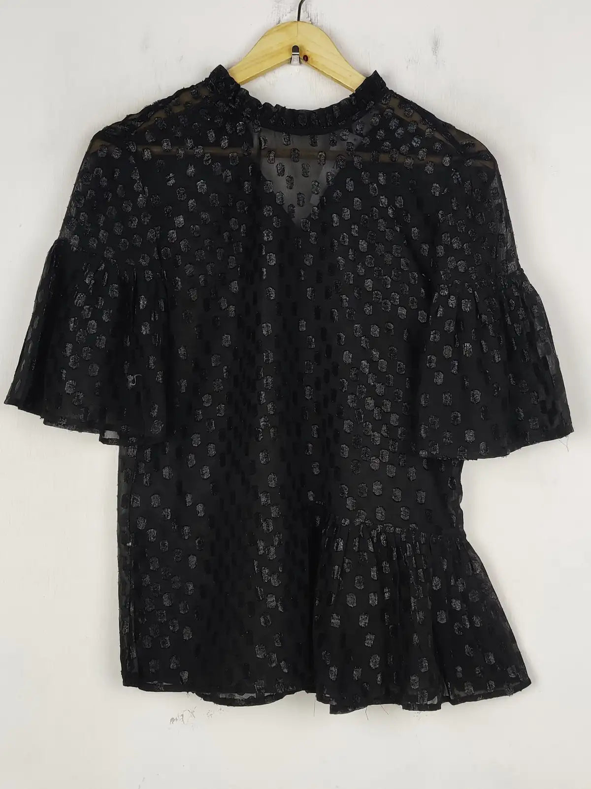 Buy online pre-used pre-loved 100% authentic & Original branded H&M (SWT-8052) available in Pakistan. Top international brands avilable.