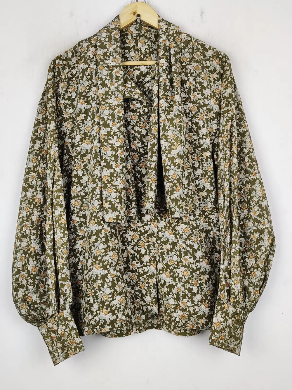 Buy online pre-used pre-loved 100% authentic & Original branded Unknown Brand (SWT-8122) available in Pakistan. Top international brands avilable.
