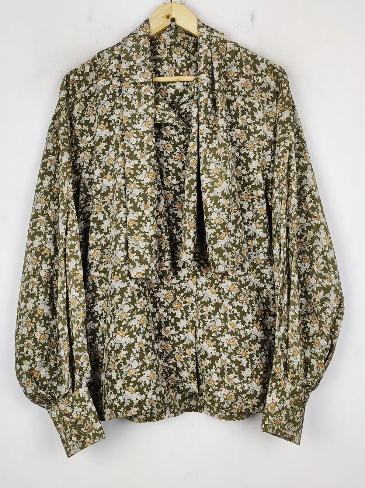 Buy online pre-used pre-loved 100% authentic & Original branded Unknown Brand (SWT-8122) available in Pakistan. Top international brands avilable.