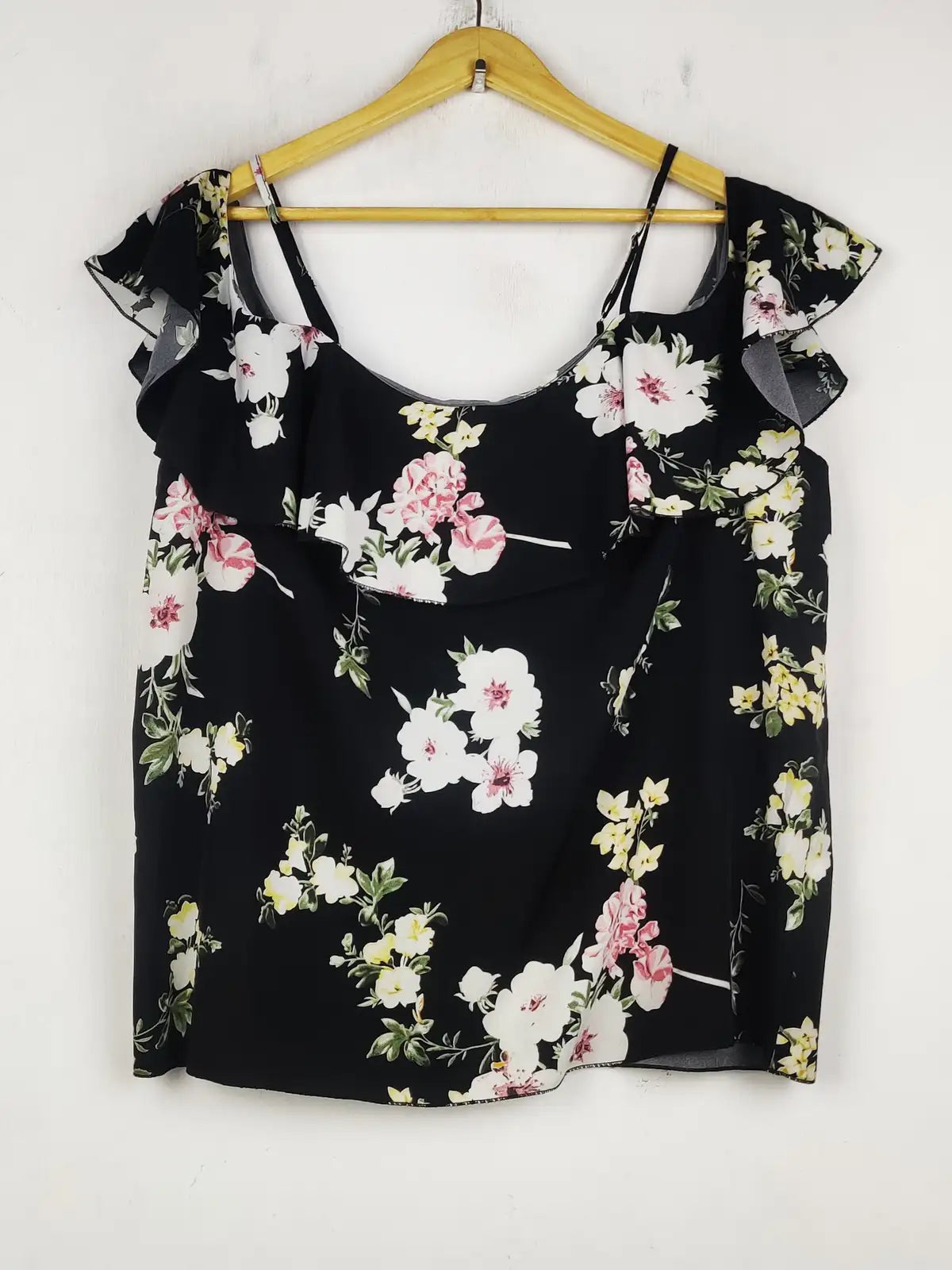 Buy online pre-used pre-loved 100% authentic & Original branded Unknown Brand (SWT-8158) available in Pakistan. Top international brands avilable.